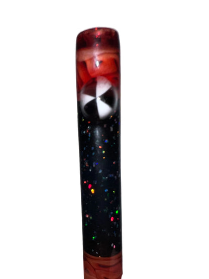 Boquilla artística de vidrio negro con opal crushed multicolor, murrina blanca y negra y extremos rojos estilo cerebro, 9 mm × 7 cm.