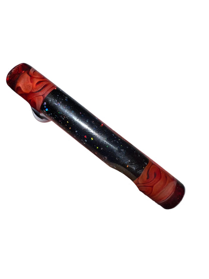 Boquilla artística de vidrio negro con opal crushed multicolor, murrina blanca y negra y extremos rojos estilo cerebro, 9 mm × 7 cm.
