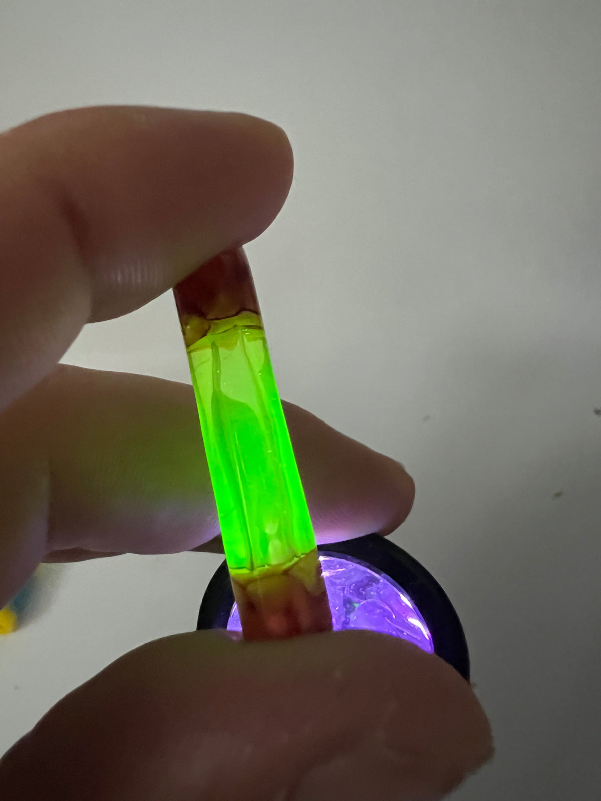 Boquilla artesanal UV Ion de color verde y rojo con extremos estilo cerebro, 8 mm × 4 cm.