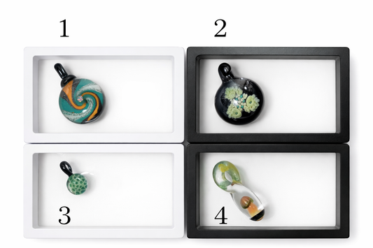 Colgante fabricado íntegramente en vidrio de borosilicato. Incluye cadenita y expositor 3D. Disponible en 4 diferentes . accesorios